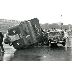 Carambolage. Tracteur contre 4CV,  pas de victime, Paris, 1956.