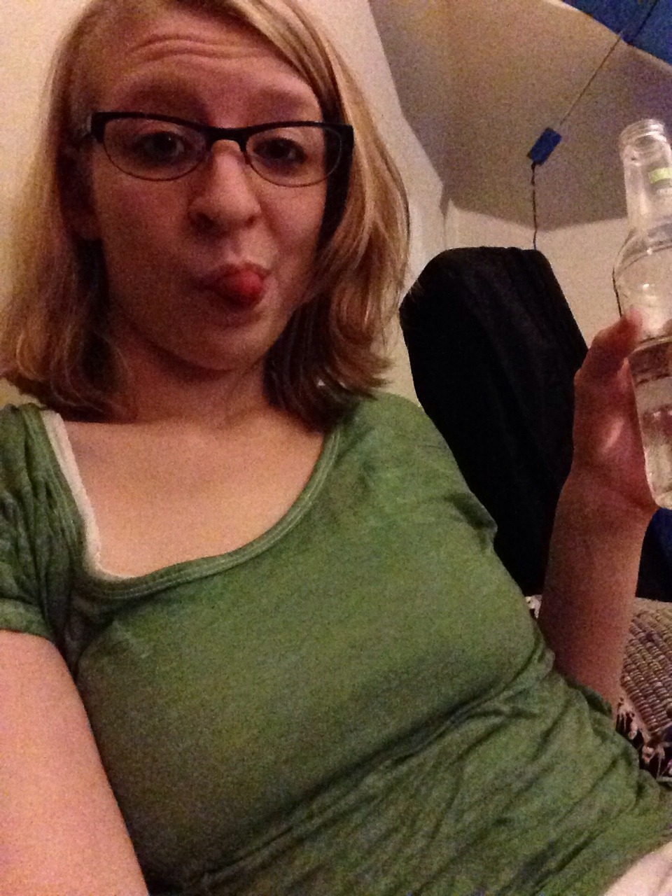 letmerollyouajoint:  Smokin jays and drinking smirnoffs. Gluten free beers! :))