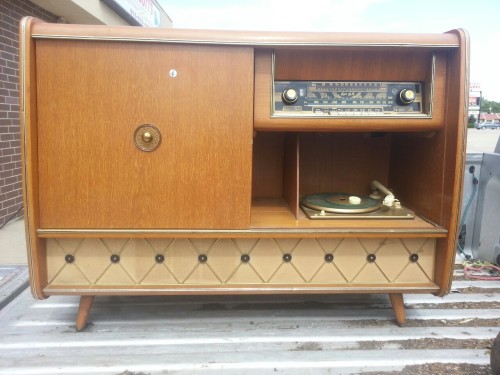 ambarrrr:   Bahaha I can’t wait to move out so all my mid century goodies can be displayed! The radio on this blaupunkt works great but the record player needs much much tlc 