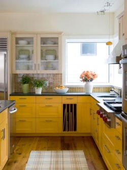 awlwren:himfluenza:we’ve been hooting with delight over green kitchens as we should be but have we considered: yellow kitchens. I think we should consider yellow kitchens.[id: photos of kitchens, some with yellow tiled backsplash, many with yellow-painted