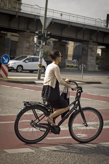 berlincyclechic: Sunday = leisurely rolling on the empty streets of Berlin