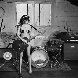 amywinehousequeen:  Amy Winehouse photographed