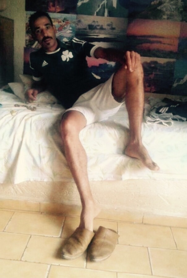 feelix15:  Aux Pieds Sale Batard…Viens me bouffer  le Zboub…