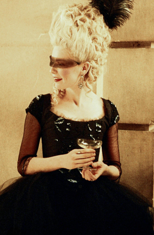 Marie Antoinette - Kirsten Dunst wearing a black tulle ballgown with sheer sleeves and beaded appliqués on the bodice and shoulders.
Her mask is made of black tulle, too.
The costumes were designed by Milena Canonero.