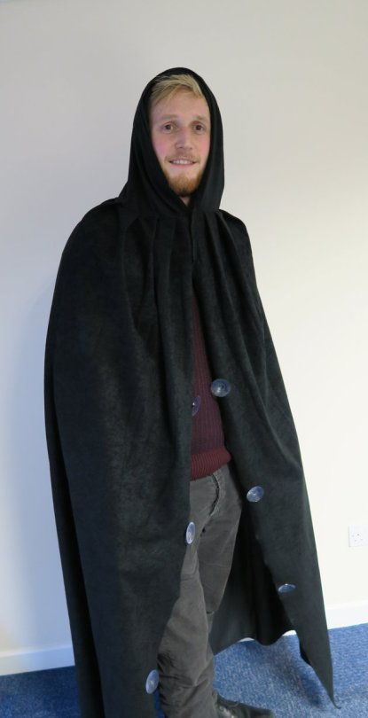 asthetikos: soloontherocks:   dongstomper:  trailerparkhardcore:  lycoteuthis:  so this dude invented “a device” to help shy dudes pee in public restrooms except it’s literally just a crushed velvet cape with suction cups on the hem  Suction warlock