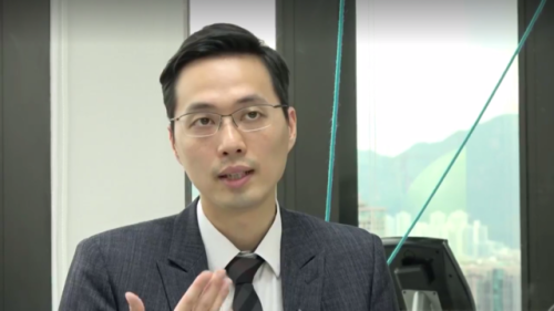 醫生穿西裝受訪