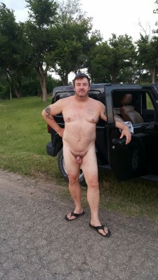 averagedudenextdoor:Average slightly overweight dude in his flipflops standing by his jeep