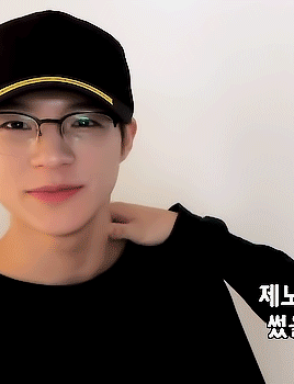 hnderys:he looks so good with glasses ♥︎