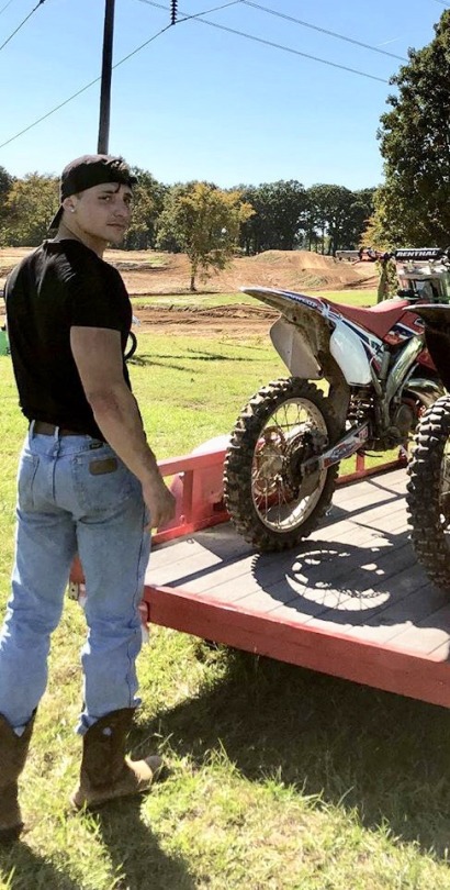 sunbound: sneakersbootssocksnpa:   cowboyntx:  Sexy man, Sexy boots!   What a fine sexy man.   Love to munch on that butt. 👅👅👅 