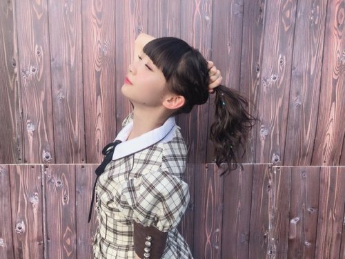 荻野由佳さんのツイート: もうすぐだ〜〜！！ 夏フェス気分で 横髪無しのポニー(緩巻きver.)に、所々にカラーゴムつけました❤️ t.co/bxCJcOM6kM