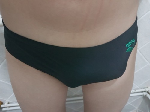sgtwinkjoker:how to go to the pool with this thing sticking out  yummy