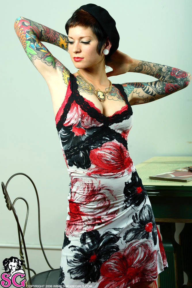 altmodelgirlcrush:  Roane Suicide @suicidegirls 