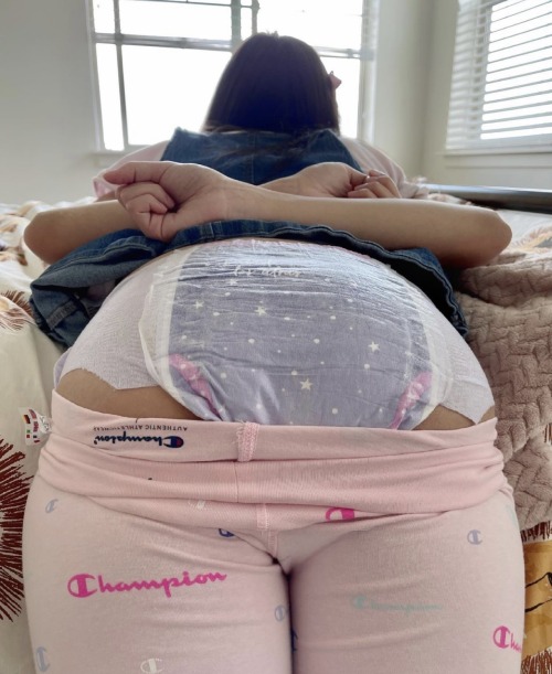 diaperedbunny-deactivated202203:Hopefully my leggings aren’t too see through It’s almost my birthday 🎂!!! DM me for my wishlist link!