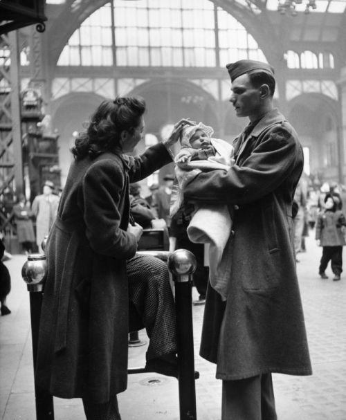 historicaltimes: An American soldier says goodbye to his wife and infant child in Pennsylvania Stati