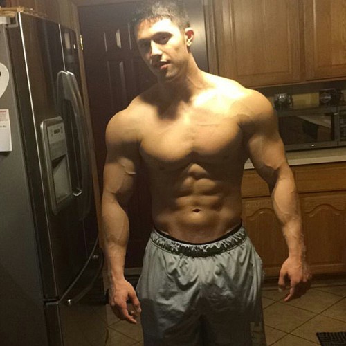 lumbrjax:  Instagram user @youngmusclestl http://ift.tt/1JjU0XC 