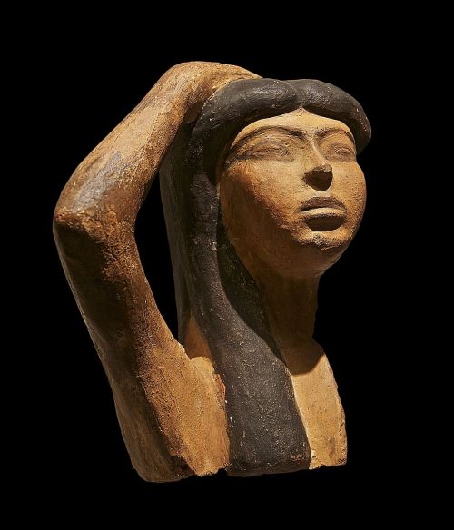 worldhistoryfacts:  Sculpture of a mourner, Egyptian, 14th-15th century BCE. The woman’s right arm is in a traditional posture for mourners, placed on her head.{WHF} {HTE} {Medium}