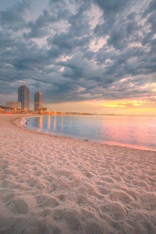 visualechoess: Barceloneta Beach - by: Vasyl Onyskiv