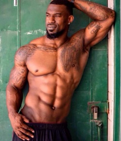 seeker310:  bmoneyworld:  Antron Dillon🍫🍫🍫😋😩🙌🏾🙌🏾🙌🏾  Awesome Bros   Dam mmm