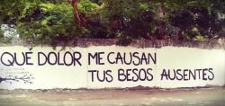 accion&ndash;poetica:  Qué dolor me causan tus besos ausentes.