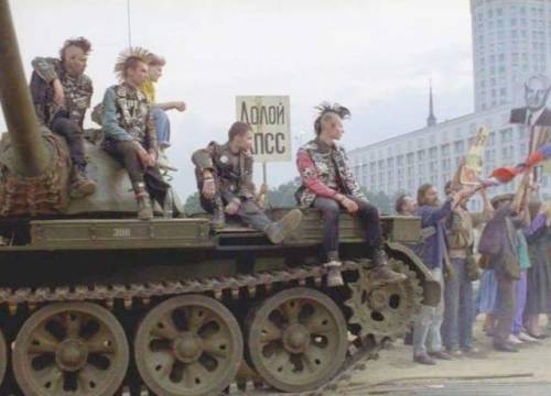 arondeus:arondeus:greasegunburgers:Russian punks during the August Coup in 1991, MoscowI am almost p
