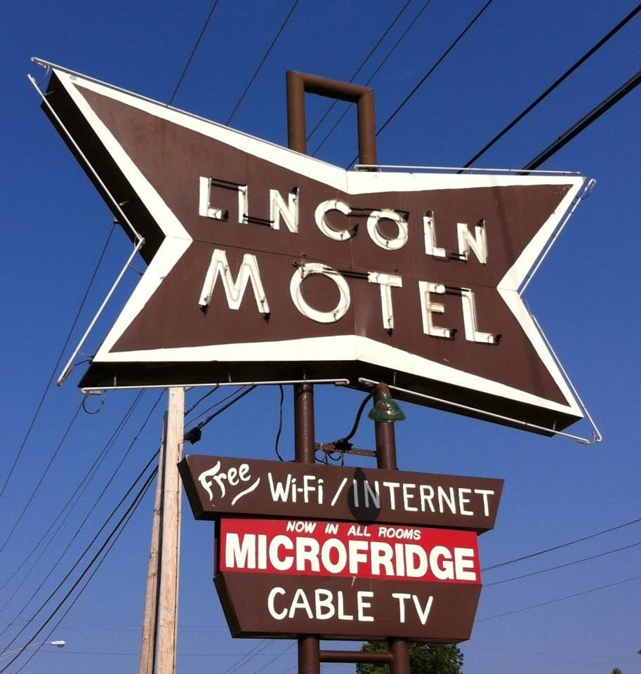 jukeboxmafia:  Motel Signs on Route 66 in Oklahoma Photos by Blake Thompson 