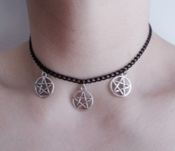 ofstarsandwine:  black pentagram choker 