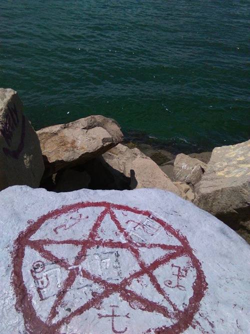 bebipinku:  satanic symbolism at the beach and in the country