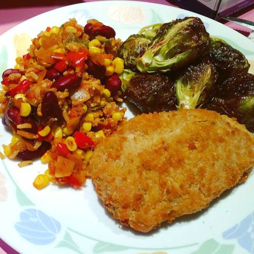 Meatless Friday. #quorn #cheeseandtomatoschnitzel #ovenroasted #brusselsprouts #brownrice #quinoa #kidneybeans #mexicanspices #460calories #dinner #instafoodie #instafood #food #foodie #foodporn #foodieporn #healthy #weightloss #foodofinstagram