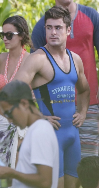 celebrtybulges:  Zac Efron bulges in a singlet while filming a new movie 