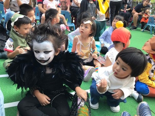 Last year, kindergarten Taiwan party Halloween Meng Meng cosplay Kaonashi a lot of baby scared littl