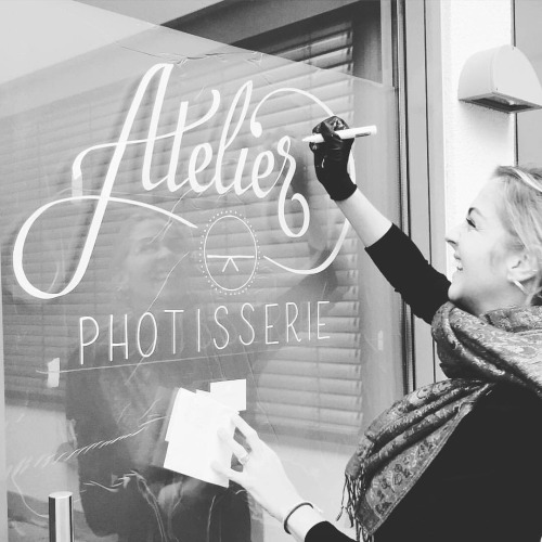 a few weeks ago i had the pleasure to do some fine window lettering for »atelier photisserie«. kathr