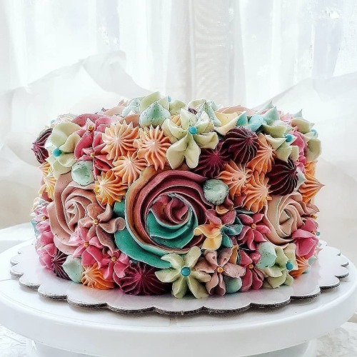 Beautiful floral cakes by @bakerp_.