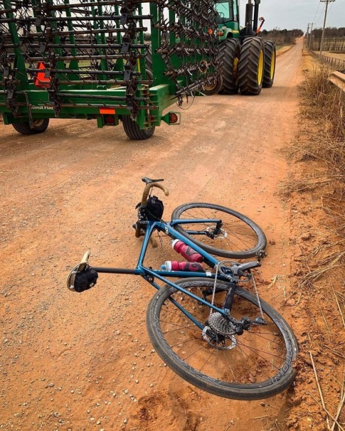 turnontuneoutdropin: youcantbuyland: Gravel Repost from @speedsleev on Instagram: “Roads of the La