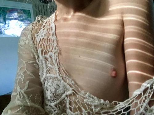 beestingsonly:Just cannot get this shirt to stay up! Xoxo