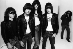 allaccessproject:  ALLACCESS-INSPIRATION / BACKSTAGE-PHOTOGRAPHERSTHE RAMONES AND DANNY FIELDS IN THE BACKGROUND TAKING HIS OWN PHOTO, 1977. PHOTO © NORMAN SEEFF