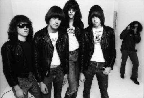 allaccessproject:  ALLACCESS-INSPIRATION / BACKSTAGE-PHOTOGRAPHERSTHE RAMONES AND DANNY FIELDS IN THE BACKGROUND TAKING HIS OWN PHOTO, 1977. PHOTO © NORMAN SEEFF