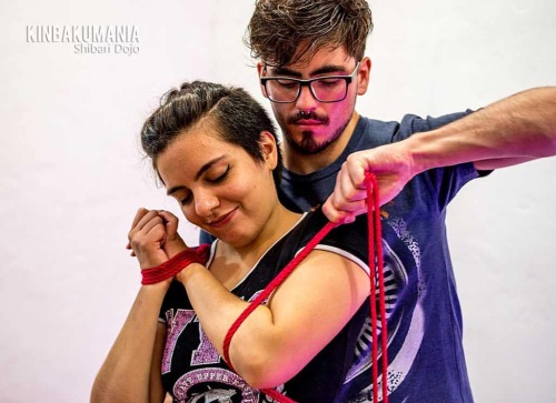 Clase de #Shibari por HaruTsubaki #NivelIntermedio en @KinbakuManiaDojo @ro0ssip por @joacopss 2 de 