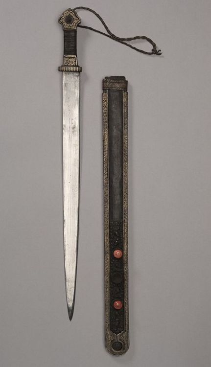 art-of-swords:  Tibetan Sword Medium: iron with gilt and leather Measurements: Overall - l:52.10 cm (l:20 ½ inches); blade - l:42.60 cm (l:16 ¾ inches) Source: Copyright © 2015 Cleveland Museum of Art 