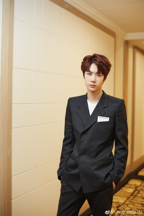 UNIQ_OFFICIAL: #音乐风云榜# 花式表白小王子@UNIQ_一博 ，今晚与你不见不散哟 Styling by 李坤默 make up by 子皓 thx @连卡佛_LaneCrawford