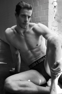 malebodyperfection:  Jules Horn