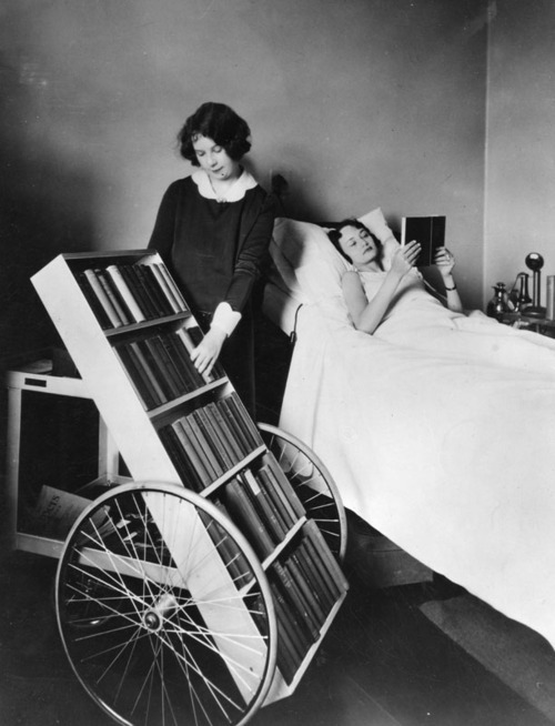 roaringtwenties:The LA Public Library Bookmobile programme for the sick, 1928.