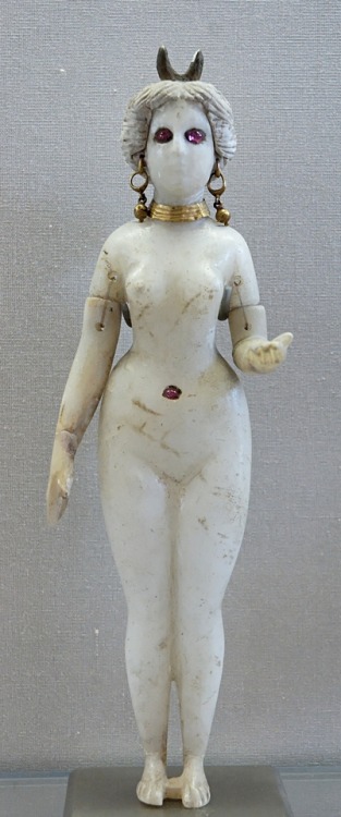 lionofchaeronea:Mesopotamian statuette (alabaster, gold, terracotta, and rubies) of a nude woman, po