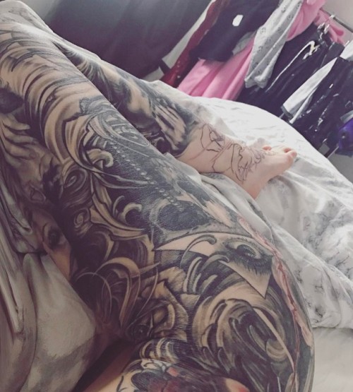 Sunday ☀️ #todaysmood #wanttosleep #but #work #is #happening ✌ #tattooart #tattoomodel #tattooed #le