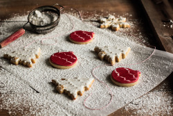 seamsewswell:  4himglory:  Christmas Sugar Cookies by pastryaffair on Flickr.  Trying to decide which cookies I want to make for my coworkers. 