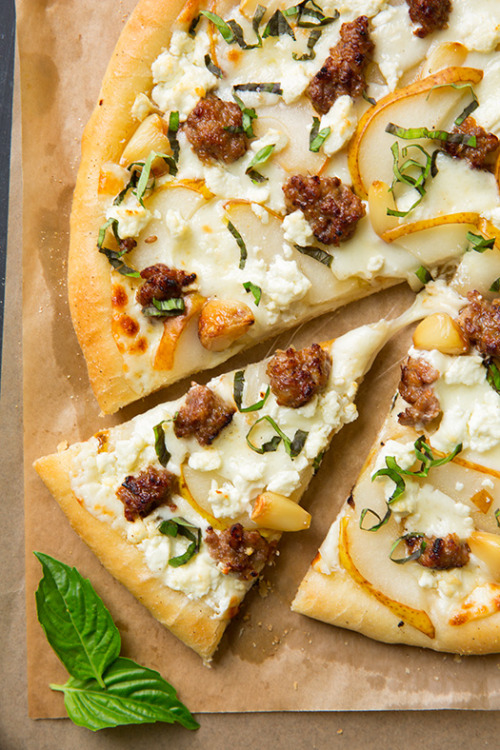 do-not-touch-my-food:Pear, Goat Cheese and Italian Sausage Pizzagnam bona