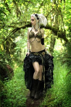 ilovegothgirls:  Forest Dweller 