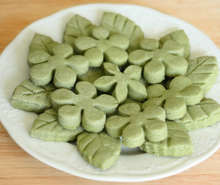 coocooforcookies:  Matcha Green Tea ShortbreadThe cookies are buttery, melty, and