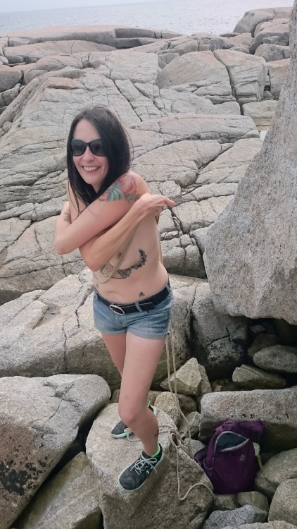 tieduptee:➰ Went to a local tourist attraction yesterday and thought it might be a fun challenge to take some roped boob pics by the ocean lol! It was hilarious and the only pics are of me cracking up and trying to escape tourist groups! 🙊👯😝➰🌊