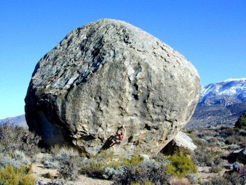 topfanyeah:Suspended in Silence, V5+ 40’ Pollen Grains Bishop, Ca