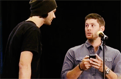 shelovesjared:  winchestrbrothrs:jared and the fans trying to help jensen send his